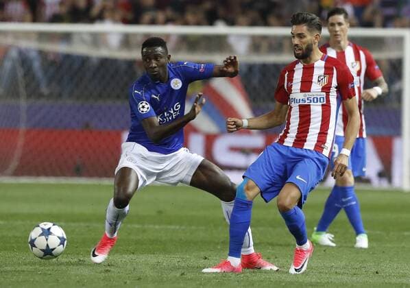 Atletico de Madrid s midfielder Yannick Ferreira-Carrasco (R) vies for the ball with Leicester s Nigerian midfielder Onyinye Ndidi during the UEFA Champions League quarterfinal first leg match between Atletico de Madrid and Leicester at the Vicente Calderon stadium in Madrid, Madrid Community, Spain, 12 April 2017. ATLETICO MADRID VS. LEICESTER !ACHTUNG: NUR REDAKTIONELLE NUTZUNG!  Copyright: xBallesterosx MAD001 20170412-636276300416112474