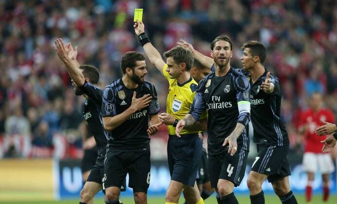 Fußball UEFA Champions League: FC Bayern Muenchen - Real Madrid , Saison 2016 2017, Viertelfinale, Hinspiel, quarter finals, first leg, 12.04.2017, xmdx, foul NACHO Fernandez (6, Real Madrid) , gelbe karte durch Referee Nicola RIZZOLI (ITA) und elfmeter, den Arturo VIDAL (23, FC Bayern Muenchen) verschiesst FC Bayern Muenchen - Real Madrid