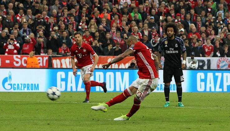 Fußball UEFA Champions League: FC Bayern Muenchen - Real Madrid , Saison 2016 2017, Viertelfinale, Hinspiel, quarter finals, first leg, 12.04.2017, xmdx, Arturo VIDAL (23, FC Bayern Muenchen) verschiesst foul elfmeter FC Bayern Muenchen - Real Madrid