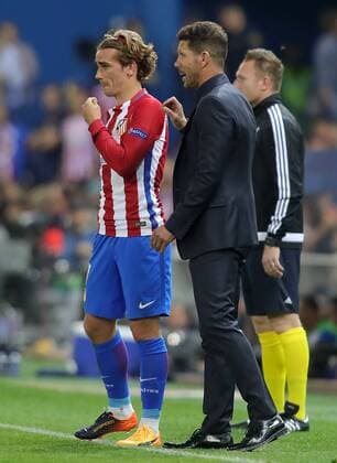 Atletico de Madrid s coach Diego Pablo Cholo Simeone (r) with Antoine Griezmann during Champions League 2016 2017 Quarter-finals 1st leg match. April 12,2017.  (2017041214)