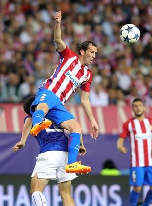 Bilder des Tages - SPORT Atletico de Madrid s Diego Godin (r) and Leicester City FC s Shinji Okazaki during Champions League 2016 2017 Quarter-finals 1st leg match. April 12,2017.  (2017041206)