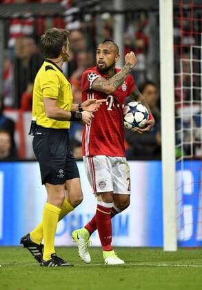 Arturo Vidal FC Bayern München im Gespräch Diskussion mit Schiedsrichter Referee Nicola Rizzoli (ITA) vor Elfmeter Strafstoß FC Bayern München FCB vs Real Madrid CF El Real La Real UEFA Champions-League CL Viertelfinale Hinspiel Spiel 1 Saison 2016 2017 München Allianz Arena 12.04.2017 FC Bayern München FCB vs Real Madrid CF