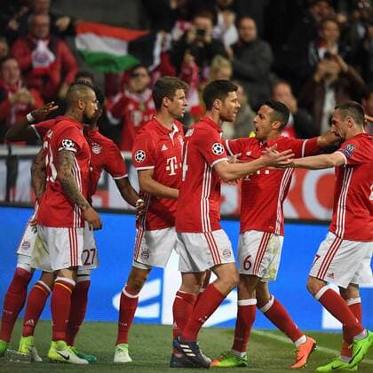 Fussball, UEFA Champions League, Saison 2016 2017, Viertelfinale, FC Bayern München vs Real Madrid, 12.04.2017, Allianzarena München, Arturo Vidal, David Alaba, Thomas Müller, Xabi Alonso, Thiago Franck Ribery alle FC Bayern München, Torjubel