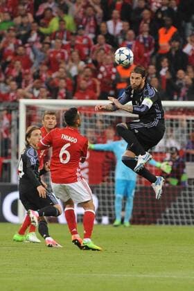 vl. Thiago Alcantara (FC Bayern Muenchen) und Sergio Ramos ( 4 Real Madrid), beim Spiel zwischen FC Bayern Muenchen und Real Madrid am 12.04.2017, Muenchen Copyright: xStuetzle xEibner-Pressefotox EP_WSE