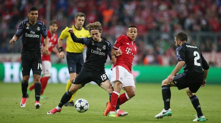 Fußball UEFA Champions League: FC Bayern Muenchen - Real Madrid , Saison 2016 2017, Viertelfinale, Hinspiel, quarter finals, first leg, 12.04.2017, xmdx, Luca MODRIC (19, Real Madrid), Thiago ALCANTARA (6, FC Bayern Muenchen) FC Bayern Muenchen - Real Madrid