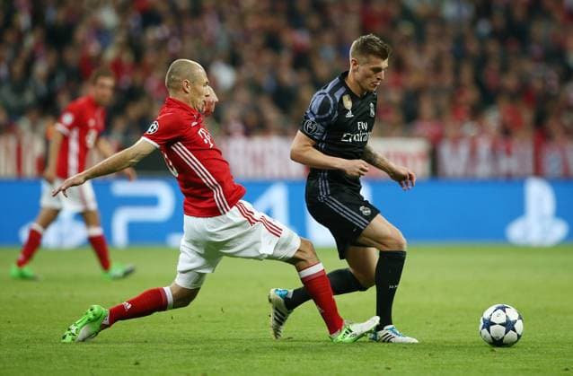 Bilder des Tages - SPORT Arjen Robben, Toni Kroos Aktion Spielszene Zweikampf Fußball Fussball Viertelfinale UEFA CL Championsleague Herren Saison 2016 2017 12.04.2017 FC Bayern München vs. Real Madrid
