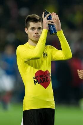 Dortmund, Germany 12.03.2017, UEFA Champions League - 2016 17 Season, BV Borussia Dortmund - AS Monaco, Julian Weigl (BVB) mit einen shirt fuer Marc Bartra (BVB) ( DeFodi001