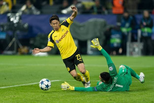 Dortmund, Germany 12.03.2017, UEFA Champions League - 2016 17 Season, BV Borussia Dortmund - AS Monaco, Shinji Kagawa (BVB) und Torwart Danijel Subasic (MCO) im zweikampf ( DeFodi001