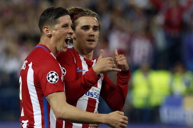 Atletico de Madrid s French striker Antoine Griezmann (R) jubilates a goal against Leicester with teammate Fernando Torres during the UEFA Champions League quarterfinal first leg match between Atletico de Madrid and Leicester at the Vicente Calderon stadium in Madrid, Madrid Community, Spain, 12 April 2017. ATLETICO MADRID VS. LEICESTER !ACHTUNG: NUR REDAKTIONELLE NUTZUNG!  Copyright: xChemaxMoyax MAD001 20170412-636276310077848604