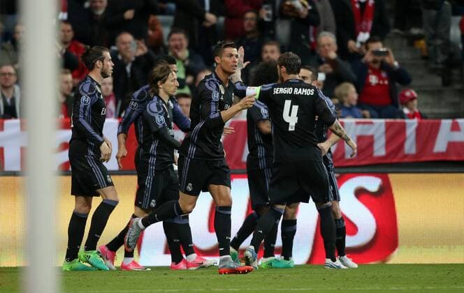 Fußball UEFA Champions League: FC Bayern Muenchen - Real Madrid , Saison 2016 2017, Viertelfinale, Hinspiel, quarter finals, first leg, 12.04.2017, xmdx, 1-1 druch Cristiano RONALDO (7, Real Madrid) gegen Manuel NEUER (1, Tor, FC Bayern Muenchen), torjubel FC Bayern Muenchen - Real Madrid