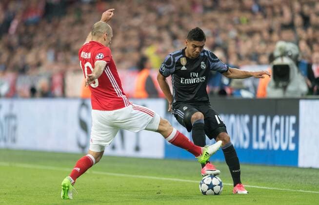 SOCCER - CL, Bayern vs Madrid MUNICH,GERMANY,12.APR.17 - SOCCER - UEFA Champions League, quarterfinal, FC Bayern Muenchen vs Real Madrid CF. Image shows Arjen Robben (Bayern) and Casemiro (Madrid). GEPAxpictures xMarkusxFischer