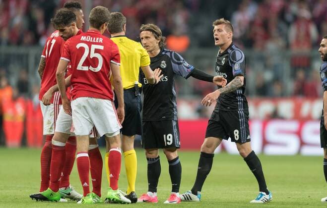 SOCCER - CL, Bayern vs Madrid MUNICH,GERMANY,12.APR.17 - SOCCER - UEFA Champions League, quarterfinal, FC Bayern Muenchen vs Real Madrid CF. Image shows referee Nicola Rizzoli (ITA), Luka Modric and Toni Kroos (Madrid). GEPAxpictures xMarkusxFischer