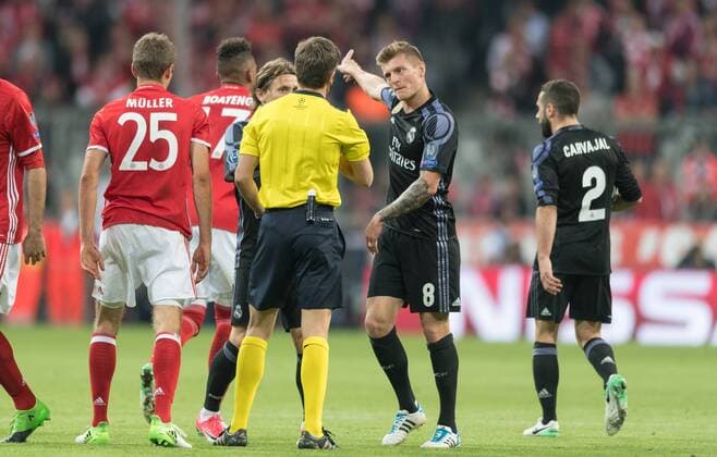SOCCER - CL, Bayern vs Madrid MUNICH,GERMANY,12.APR.17 - SOCCER - UEFA Champions League, quarterfinal, FC Bayern Muenchen vs Real Madrid CF. Image shows referee Nicola Rizzoli (ITA) and Toni Kroos (Madrid). GEPAxpictures xMarkusxFischer
