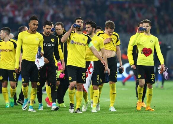 Mittwoch 12.04.2017, Saison 2016 2017, UEFA Champions League, Viertelfinale Hinspiel im Signal Iduna Park, BVB 09 Borussia Dortmund - AS Monaco, Enttäuschung bei den Dortmunder Spielern nach Abpfiff vor der Fankurve: Pierre-Emerick Aubameyang (BVB), Roman Bürki (Torwart, BVB), Sokratis Papastathopoulos (BVB), Nuri Sahin (BVB), Matthias Ginter (BVB) und Julian Weigl (BVB), v.l.