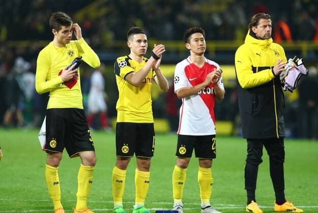 Mittwoch 12.04.2017, Saison 2016 2017, UEFA Champions League, Viertelfinale Hinspiel im Signal Iduna Park, BVB 09 Borussia Dortmund - AS Monaco, Enttäuschung bei den Dortmunder Spielern nach Abpfiff vor der Fankurve: Julian Weigl (BVB), Raphael Guerreiro (BVB), Nuri Sahin (BVB) und Roman Weidenfeller (Torwart, BVB), v.l.