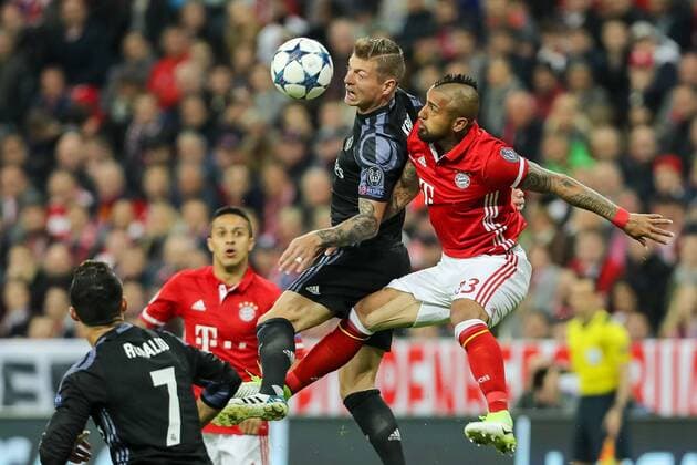 Munich, Germany 12.04.2017, UEFA Champions League - 2016 17 Season, Quarter Final: First leg, FC Bayern Muenchen - Real Madrid, Toni Kroos (Real Madrid) Cristiano Ronaldo (Real Madrid) und Arturo Erasmo Vidal (FCB) im Zweikampf ( DeFodi048