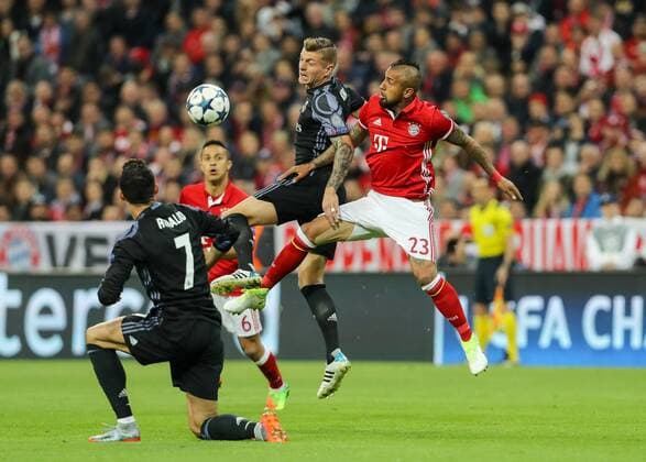 Munich, Germany 12.04.2017, UEFA Champions League - 2016 17 Season, Quarter Final: First leg, FC Bayern Muenchen - Real Madrid, Toni Kroos (Real Madrid) Cristiano Ronaldo (Real Madrid) und Arturo Erasmo Vidal (FCB) im Zweikampf ( DeFodi048