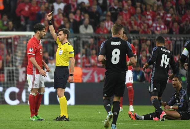 12.04.2017, xjhx, Fussball UEFA Champions League, FC Bayern Muenchen - Real Madrid, emspor, v.l. Javi Martinez (FC Bayern Muenchen) Gelbe Karte fuer, receive a yellow card, Muenchen