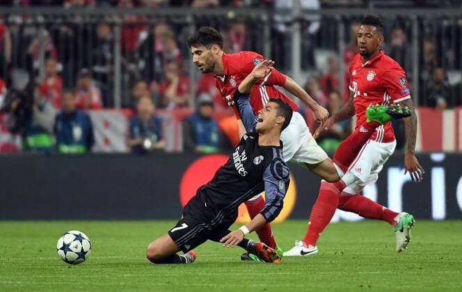 12.04.2017, xjhx, Fussball UEFA Champions League, FC Bayern Muenchen - Real Madrid, emspor, v.l. Cristiano Ronaldo (Real Madrid), Javi Martinez (FC Bayern Muenchen) Muenchen
