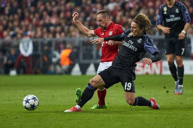 Munich, Germany 12.04.2017, UEFA Champions League - 2016 17 Season, Quarter Final: First leg, FC Bayern Muenchen - Real Madrid, Zweikampf zwischen Franck Ribery (FCB) und Luka Modric (CF) v.l. ( DeFodi501