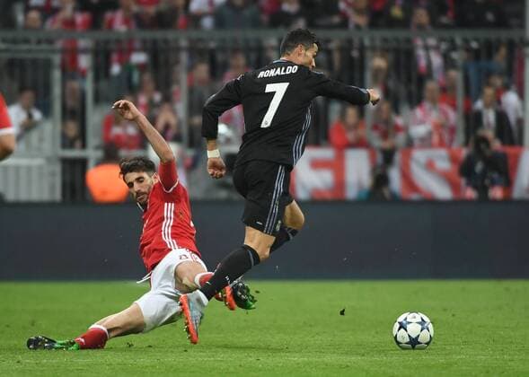 Themen der Woche - SPORT 12.04.2017, xjhx, Fussball UEFA Champions League, FC Bayern Muenchen - Real Madrid, emspor, v.l. Javi Martinez (FC Bayern Muenchen), Cristiano Ronaldo (Real Madrid) Gelbe-Rote Karte fuer, receive a yellow-red card, Muenchen