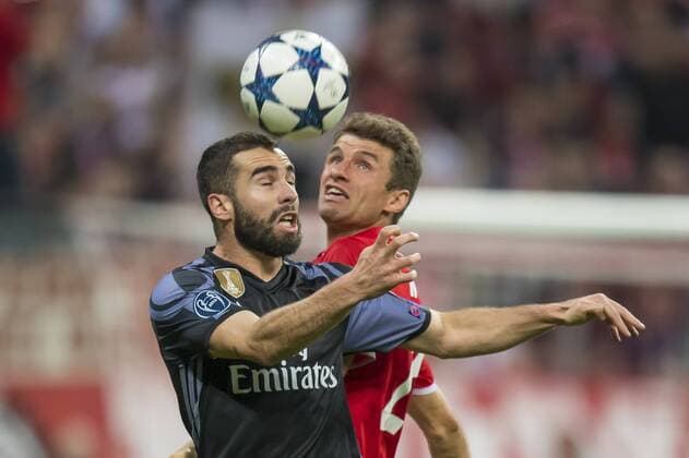 GER, UEFA CL, FC Bayern Muenchen (GER) vs Real Madrid (ESP) 12.04.2017, Allianz Arena, Muenchen, GER, UEFA CL, FC Bayern Muenchen (GER) vs Real Madrid (ESP) , HF 1, im Bild Dani Carvajal (Real 2) im kampf mit Thomas Mueller (FCB 25) Foto © nordphoto Straubmeier nordphotox xStraubmeier