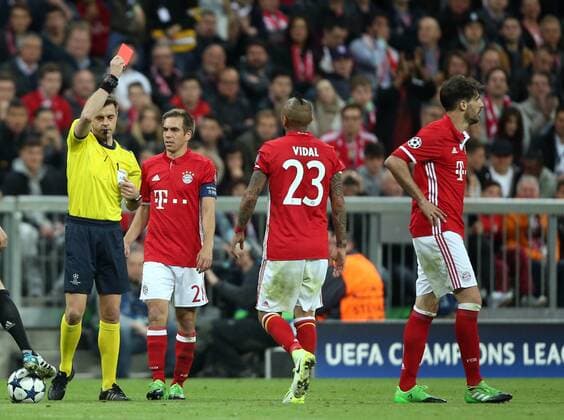 Bilder des Tages - SPORT Fussball, Saison 2016 2017, Champions League, Viertelfinale, Hinspiel, FC Bayern München - Real Madrid, 12.04.2017, v.l. Schiedsrichter Nicola Rizzoli, Gelb-rote Karte für re Javi Martinez, FC Bayern München, v.l. Schiedsrichter Nicola Rizzoli, Philipp Lahm, FC Bayern München, Arturo Vidal, FC Bayern München, Javi Martinez, FC Bayern München,