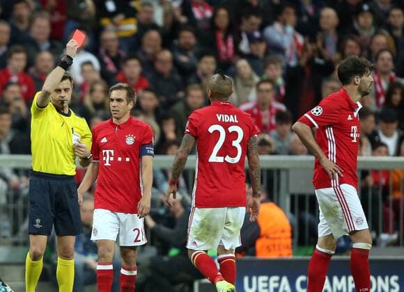 Fussball, Saison 2016 2017, Champions League, Viertelfinale, Hinspiel, FC Bayern München - Real Madrid, 12.04.2017, v.l. Schiedsrichter Nicola Rizzoli, Gelb-rote Karte für re Javi Martinez, FC Bayern München, v.l. Schiedsrichter Nicola Rizzoli, Philipp Lahm, FC Bayern München, Arturo Vidal, FC Bayern München, Javi Martinez, FC Bayern München,