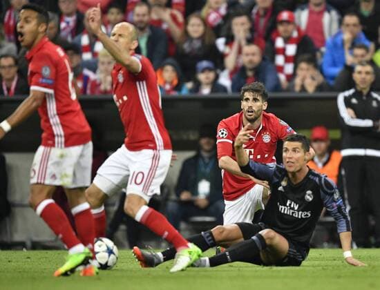 Schiedsrichter Referee Nicola Rizzoli (ITA) zeigt Javi Javier Martinez FC Bayern München nach Foul an Cristiano Ronaldo CR7 Real Madrid erneut gelbe Karte, Gelb, Verwarnung gelb-rot Platzverweis FC Bayern München FCB vs Real Madrid CF El Real La Real UEFA Champions-League CL Viertelfinale Hinspiel Spiel 1 Saison 2016 2017 München Allianz Arena 12.04.2017 FC Bayern München FCB vs Real Madrid CF