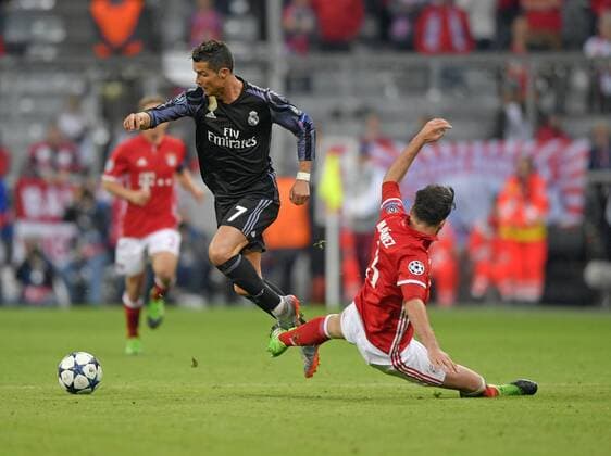 12.04.2017, Fussball Champions-League 2016 2017, Viertelfinale Hinspiel, FC Bayern München - Real Madrid, in der Allianz-Arena München. Javi Martinez (re, FC Bayern München) stoppt Christiano Ronaldo (Real Madrid) mit diesem Foul, Javi Martinez (FC Bayern München) sieht daraufhin die Gelb-Rote Karte. 