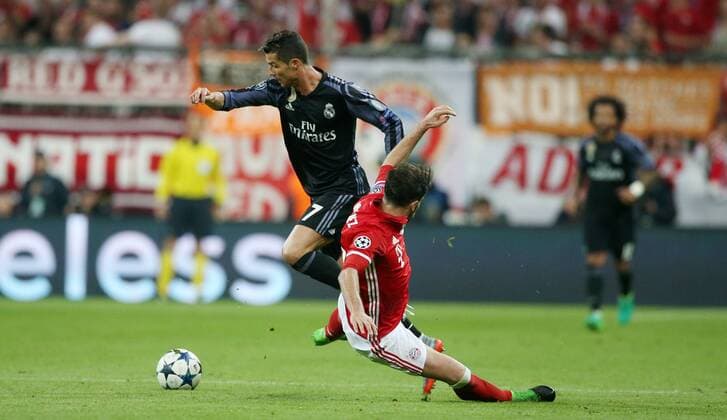 Fußball UEFA Champions League: FC Bayern Muenchen - Real Madrid , Saison 2016 2017, Viertelfinale, Hinspiel, quarter finals, first leg, 12.04.2017, xmdx, foul Javier MARTINEZ (8, FC Bayern Muenchen) gegen Cristiano RONALDO (7, Real Madrid), gelb rote karte fuer Javier MARTINEZ FC Bayern Muenchen - Real Madrid
