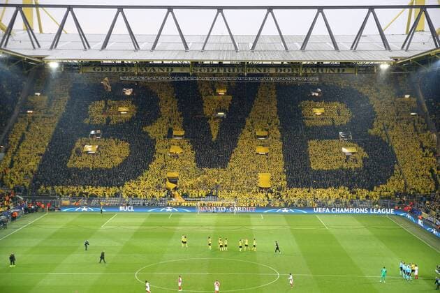 Mittwoch 12.04.2017, Saison 2016 2017, UEFA Champions League, Viertelfinale Hinspiel im Signal Iduna Park, BVB 09 Borussia Dortmund - AS Monaco, Choreografie der BVB-Ultragruppe The Unity auf der Südtribüne bestehend aus schwarzgelben Ponschos, die von den Fans getragen werden und den Schriftzug BVB ergeben