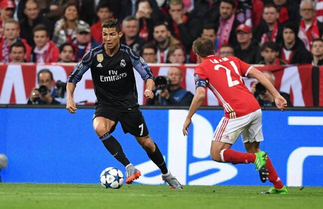 FUSSBALL CHAMPIONS LEAGUE SAISON 2016 2017 VIERTELFINALE HINSPIEL FC Bayern Muenchen - Real Madrid 12.04.2017 Cristiano Ronaldo (li, Real Madrid) gegen Philipp Lahm (re, FC Bayern Muenchen) 