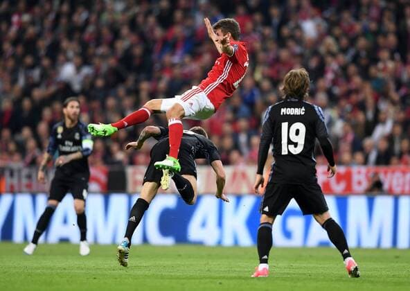 FUSSBALL CHAMPIONS LEAGUE SAISON 2016 2017 VIERTELFINALE HINSPIEL FC Bayern Muenchen - Real Madrid 12.04.2017 Thomas Mueller (FC Bayern Muenchen) ueberfliegt Toni Kroos (Real Madrid) 