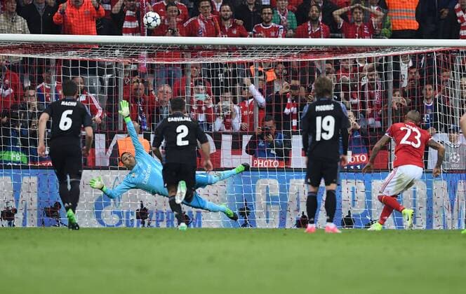 FUSSBALL CHAMPIONS LEAGUE SAISON 2016 2017 VIERTELFINALE HINSPIEL FC Bayern Muenchen - Real Madrid 12.04.2017 Arturo Vidal (re, FC Bayern Muenchen) verschiesst seinen Elfmeter 