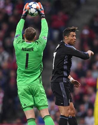 FUSSBALL CHAMPIONS LEAGUE SAISON 2016 2017 VIERTELFINALE HINSPIEL FC Bayern Muenchen - Real Madrid 12.04.2017 Torwart Manuel Neuer (li, FC Bayern Muenchen) rettet vor Cristiano Ronaldo (re, Real Madrid) 