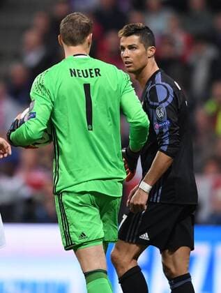 Themen der Woche - SPORT Bilder des Tages - SPORT FUSSBALL CHAMPIONS LEAGUE SAISON 2016 2017 VIERTELFINALE HINSPIEL FC Bayern Muenchen - Real Madrid 12.04.2017 Torwart Manuel Neuer (li, FC Bayern Muenchen) und Cristiano Ronaldo (re, Real Madrid) 