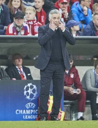 Trainer Cheftrainer Carlo Ancelotti (FCB) Emotionen, enttaeuscht, Enttaeuschung, Frust, frustriert, Trauer ,traurig, verzweifelt, Verzweiflung gestikuliert und gibt Anweisungen, Aktion, Einzelbild, Einzelaktion, Gestik, Geste, Handbewegung, zeigen, deuten FC BAYERN MUENCHEN - REAL MADRID Viertelfinale, Fussball UEFA Champions League, Muenchen, 12.04.2017 CL Saison 2016 2017
