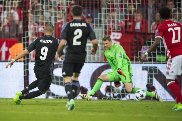 GER, UEFA CL, FC Bayern Muenchen (GER) vs Real Madrid (ESP) 12.04.2017, Allianz Arena, Muenchen, GER, UEFA CL, FC Bayern Muenchen (GER) vs Real Madrid (ESP) , HF 1, im Bild Manuel Neuer (FCB 1) haelt den schuss von Karim Benzema (Real 9) mit Dani Carvajal (Real 2) David Alaba (FCB 27) Foto © nordphoto Straubmeier nordphotox xStraubmeier