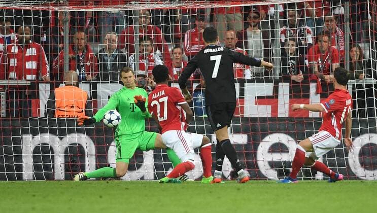 12.04.2017, xjhx, Fussball UEFA Champions League, FC Bayern Muenchen - Real Madrid, emspor, v.l. Manuel Neuer (FC Bayern Muenchen), Cristiano Ronaldo (Real Madrid) Muenchen