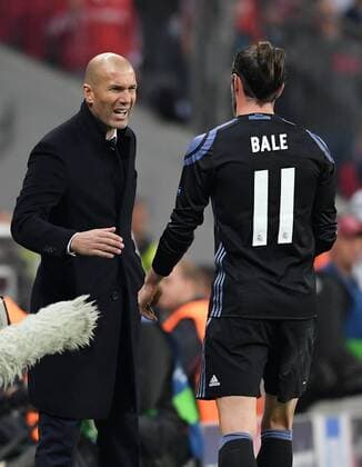 FUSSBALL CHAMPIONS LEAGUE SAISON 2016 2017 VIERTELFINALE HINSPIEL FC Bayern Muenchen - Real Madrid 12.04.2017 Trainer Zinedine Zidane (li) und Gareth Bale (re, beide Real Madrid) 