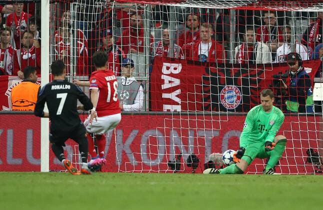 Cristiano Ronaldo Torschuß Tor zum 2:1, Juan Bernat, Torwart Manuel Neuer Aktion Spielszene Zweikampf Fußball Fussball Viertelfinale UEFA CL Championsleague Herren Saison 2016 2017 12.04.2017 FC Bayern München vs. Real Madrid