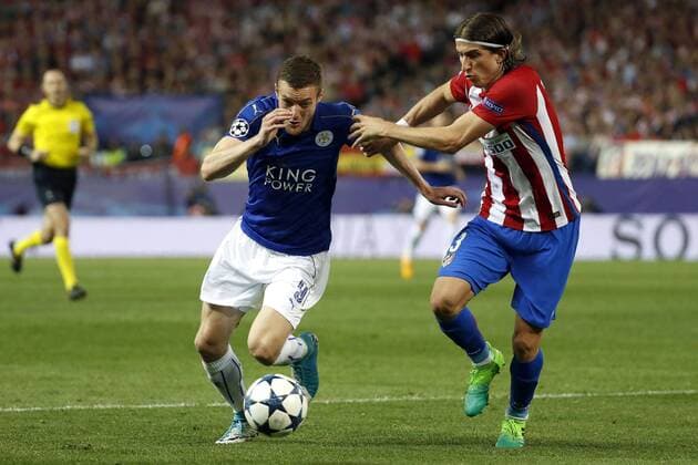 Atletico de Madrid s Brazilian defender Filipe Luis (R) vies for the ball with Leicester s striker Jamie Vardy during the UEFA Champions League quarterfinal first leg match between Atletico de Madrid and Leicester at the Vicente Calderon stadium in Madrid, Madrid Community, Spain, 12 April 2017. ATLETICO MADRID VS. LEICESTER !ACHTUNG: NUR REDAKTIONELLE NUTZUNG!  Copyright: xChemaxMoyax MAD001 20170412-636276328915017222