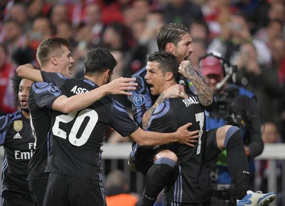 12.04.2017, Fussball Champions-League 2016 2017, Viertelfinale Hinspiel, FC Bayern München - Real Madrid, in der Allianz-Arena München. Torjubel Christiano Ronaldo (re, Real Madrid) mit Sergio Ramos (Real Madrid). 