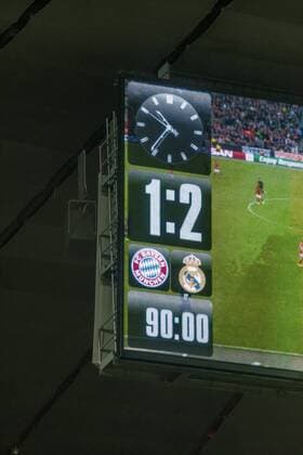 GER, UEFA CL, FC Bayern Muenchen (GER) vs Real Madrid (ESP) 12.04.2017, Allianz Arena, Muenchen, GER, UEFA CL, FC Bayern Muenchen (GER) vs Real Madrid (ESP) , HF 1, im Bild Endergebnis auf der Anzeigetafel 1-2 Foto © nordphoto Straubmeier nordphotox xStraubmeier