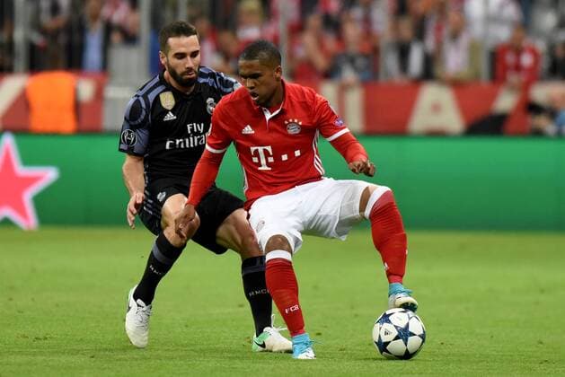 Daniel Carvajal (Real Madrid), Douglas Costa (FC Bayern Muenchen). Deutschland, Muenchen: Fussball, UEFA Champions League: FC Bayern Muenchen vs Real Madrid am 12.04.2017, Allianz-Arena.