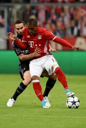 Daniel Carvajal (Real Madrid), Douglas Costa (FC Bayern Muenchen). Deutschland, Muenchen: Fussball, UEFA Champions League: FC Bayern Muenchen vs Real Madrid am 12.04.2017, Allianz-Arena.