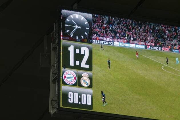 GER, UEFA CL, FC Bayern Muenchen (GER) vs Real Madrid (ESP) 12.04.2017, Allianz Arena, Muenchen, GER, UEFA CL, FC Bayern Muenchen (GER) vs Real Madrid (ESP) , HF 1, im Bild Endergebnis auf der Anzeigetafel 1-2 Foto © nordphoto Straubmeier nordphotox xStraubmeier
