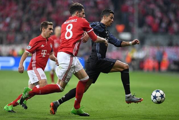 FUSSBALL CHAMPIONS LEAGUE SAISON 2016 2017 VIERTELFINALE HINSPIEL FC Bayern Muenchen - Real Madrid 12.04.2017 Cristiano Ronaldo (re, Real Madrid) gegen die Bayern Philipp Lahm (li) und Javi Martinez (Mitte, beide FC Bayern Muenchen) 