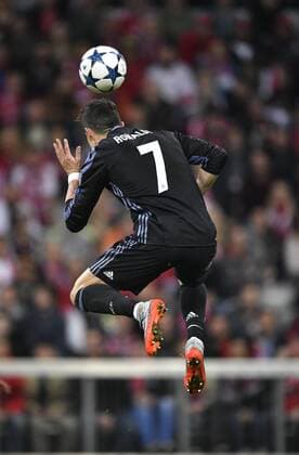 Cristiano Ronaldo CR7 Real Madrid am Ball Kopfball FC Bayern München FCB vs Real Madrid CF El Real La Real UEFA Champions-League CL Viertelfinale Hinspiel Spiel 1 Saison 2016 2017 München Allianz Arena 12.04.2017 FC Bayern München FCB vs Real Madrid CF